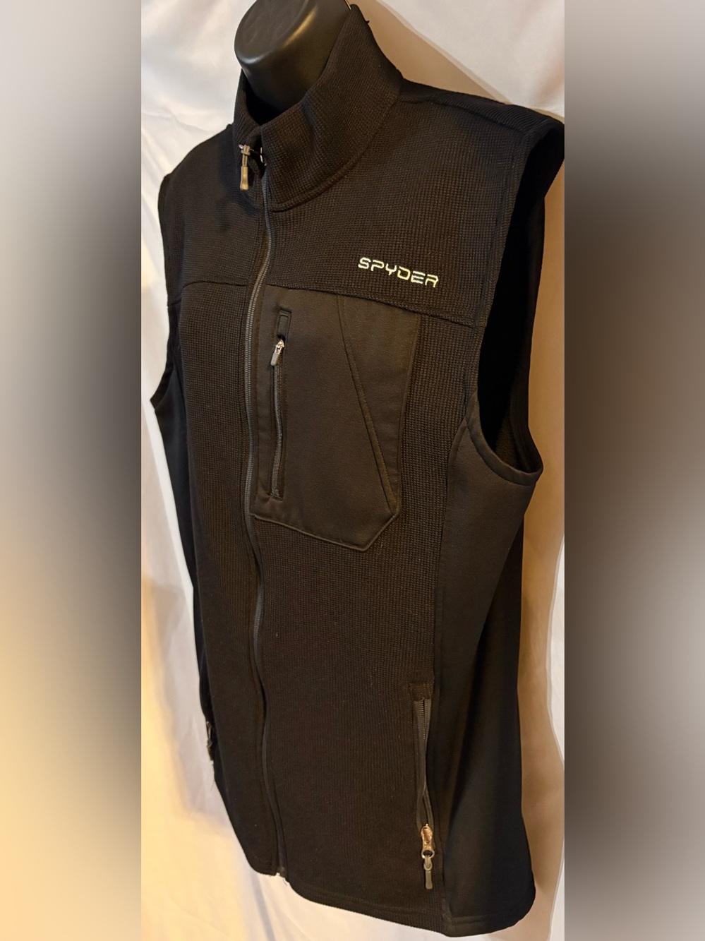 Men’s SPYDER vest with white logo embroidery